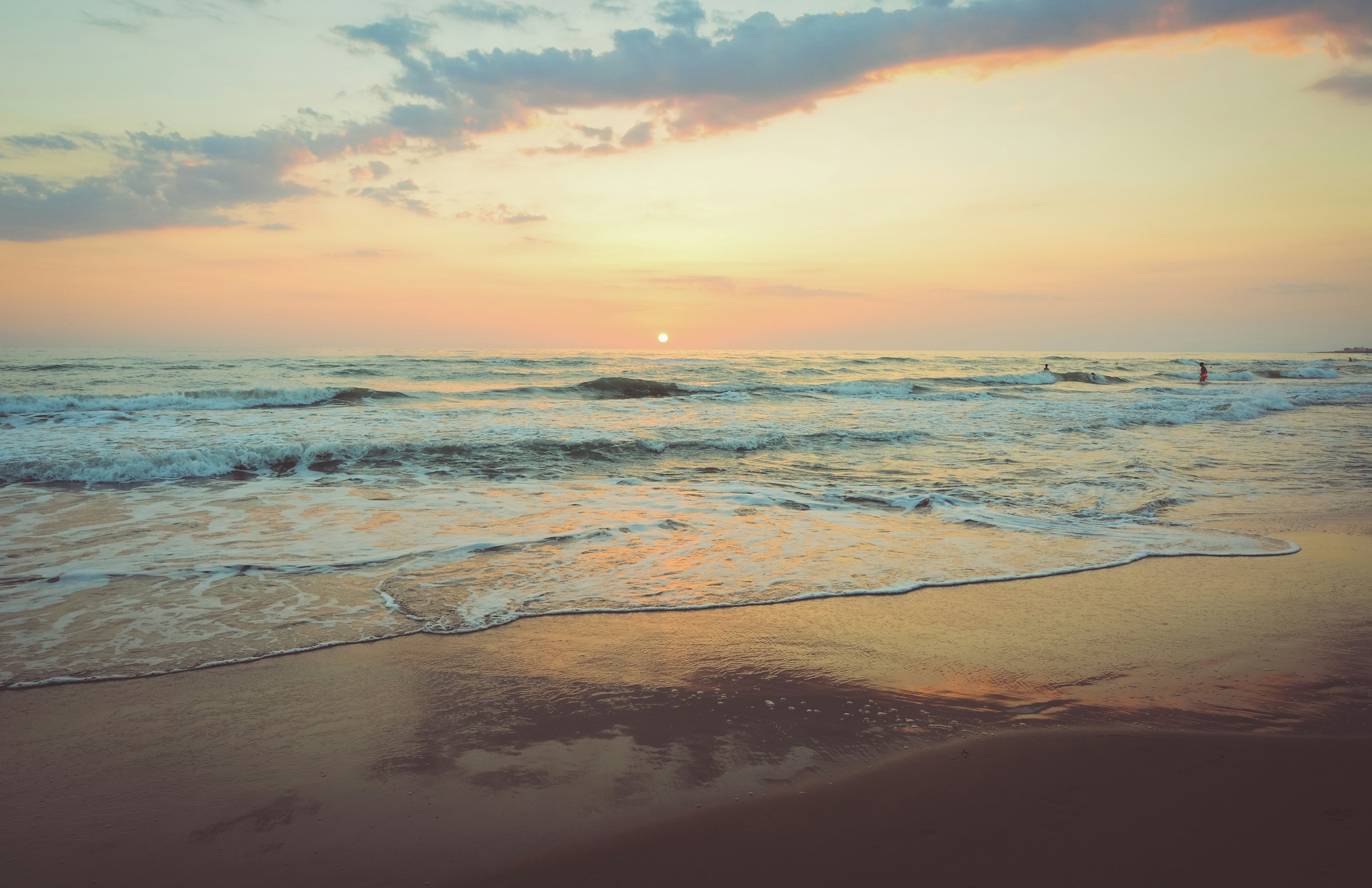 Zonsondergang boven een rustig strand